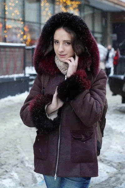 Chica bonita posando en la calle durante la temporada de invierno —  Fotos de Stock