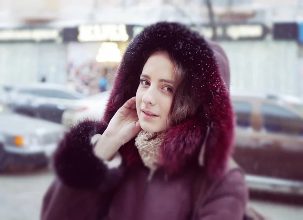 Menina bonita na rua durante a temporada de inverno — Fotografia de Stock