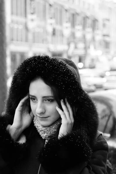 Bella ragazza fuori dalla strada durante la stagione invernale — Foto Stock
