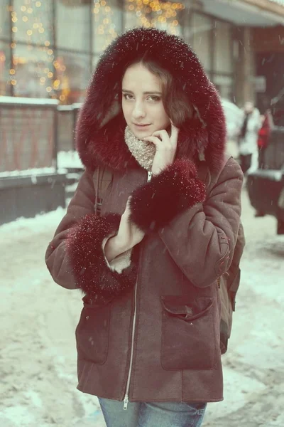 Menina bonita posando na rua durante a temporada de inverno — Fotografia de Stock