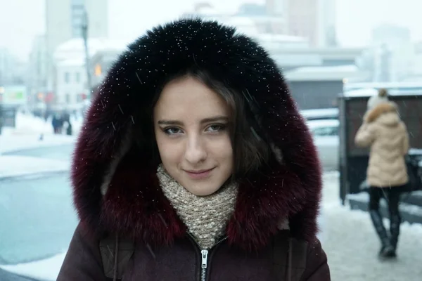 Hermosa chica en las calles de invierno de una ciudad — Foto de Stock