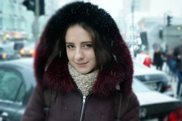 Hermosa chica en las calles de invierno de una ciudad —  Fotos de Stock