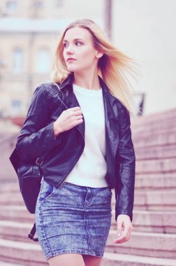 Bir öğrenci eğitimini bir sokakta yürürken sonra