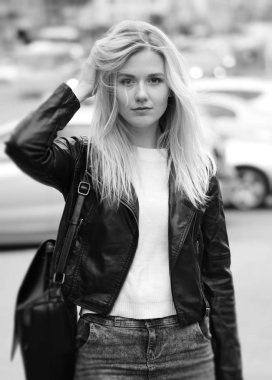 Yakışıklı kız bir şehir sokaklarını poz