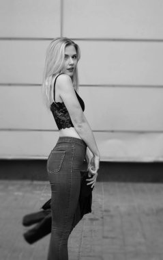 Yakışıklı erkek mavi kot pantolon ve siyah kırpma üst poz