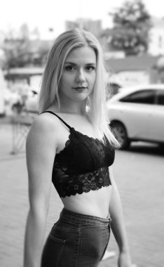 Güzel erkek mavi kot pantolon ve siyah kırpma üst poz