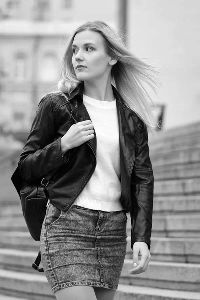 A student after her education walking in a street — Stock Photo, Image