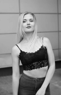 Güzel kız mavi kot pantolon ve siyah kırpma üst poz