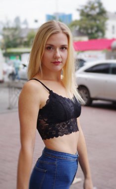 Güzel erkek mavi kot pantolon ve siyah kırpma üst poz