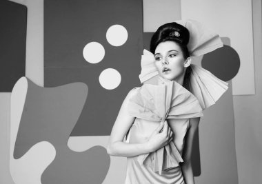 Sarı elbiseli etkin bir kız kucak portresi. Moda hikaye, Danca tasarım.