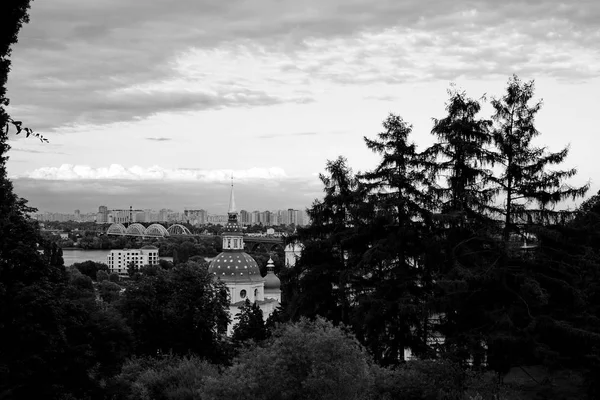Киевский городской пейзаж с православной церковью и монастырем — стоковое фото