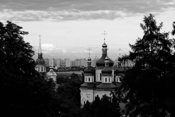 Kiev stadsgezicht met orthodoxe kerk en klooster met gouden kruisen — Stockfoto