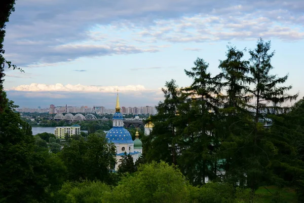 Panoráma města Kyjev s ortodoxní kostel a klášter — Stock fotografie