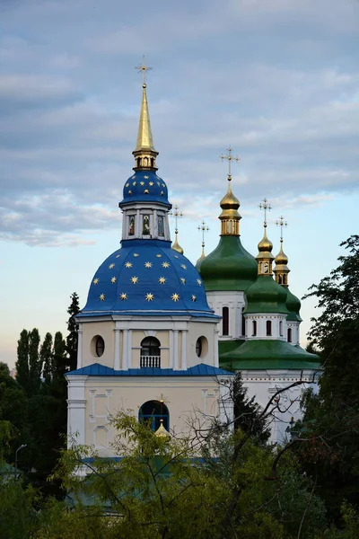 키예프에서 Vydubychi 수도원의 별의 돔 — 스톡 사진