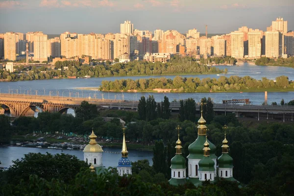 Paysage urbain de Kiev avec appartements, rivière, pont et église orthodoxe — Photo