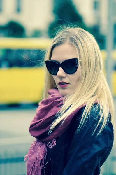 Poirtrait de jolie fille en écharpe rouge dans une rue de la ville — Photo