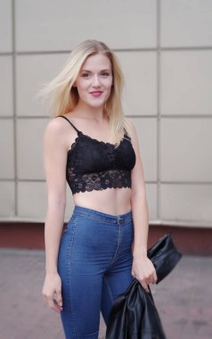 Güzel model mavi kot pantolon ve siyah kırpma üst poz