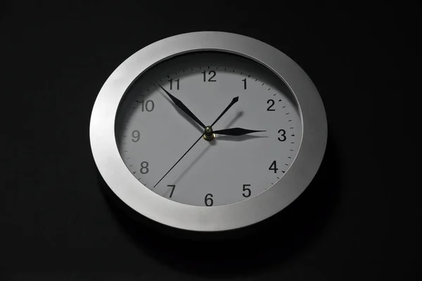 Relógio de parede, disque com setas, em breve três horas. Oval. — Fotografia de Stock