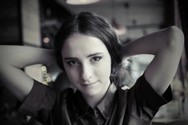 Retrato de uma menina de cabelos longos em uma blusa marrom . — Fotografia de Stock