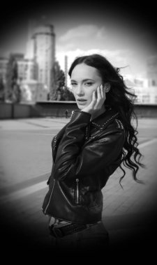 Deri ceket seksi güzel kadın