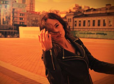 Siyah deri ceket yakışıklı kız