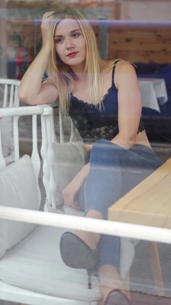 Piękna blond dziewczyna w kawiarni — Zdjęcie stockowe
