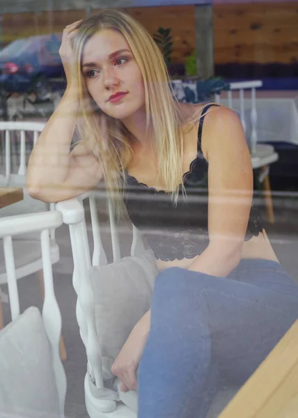 Krásná blondýnka v kavárně — Stock fotografie