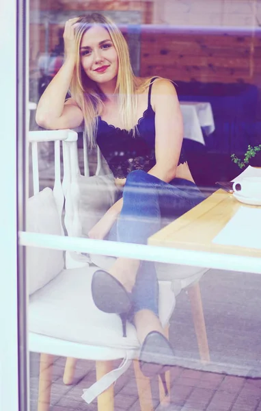 Krásná blondýnka v kavárně — Stock fotografie