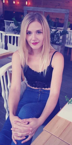Een mooi blond meisje in café — Stockfoto