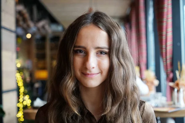 Sorrindo menina bonito com cabelos castanhos longos — Fotografia de Stock