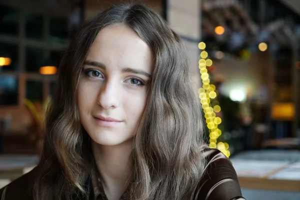 Retrato de una hermosa chica con cabello castaño largo y bengalas claras — Foto de Stock