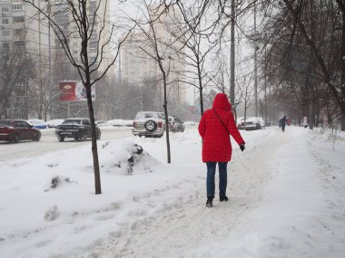Kırmızı renkli ceket, karla kaplı street aşağı yüz yüze