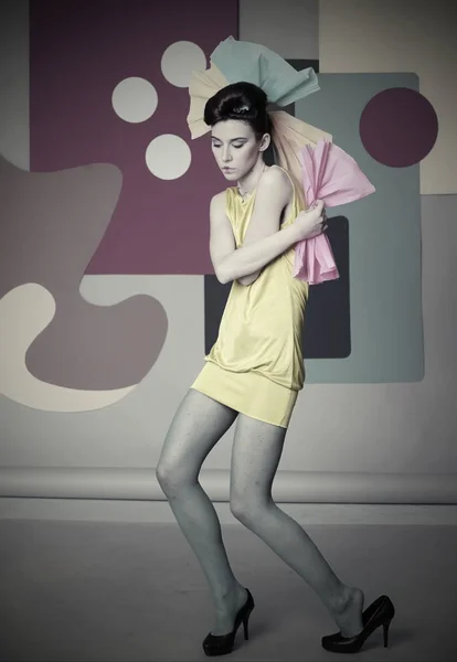 Bailarina en un vestido, estilo excéntrico — Foto de Stock