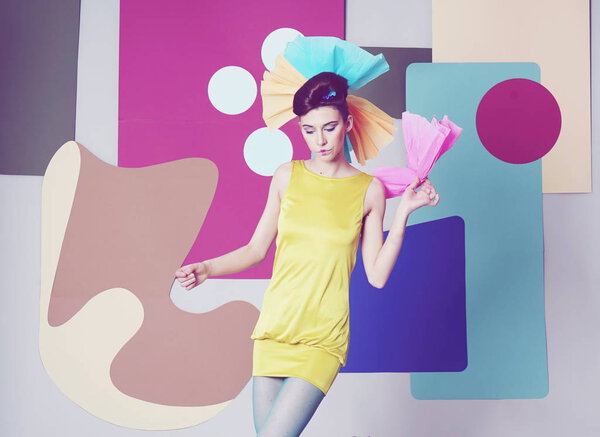 Танцующая девушка в платье, эксцентричный стиль
