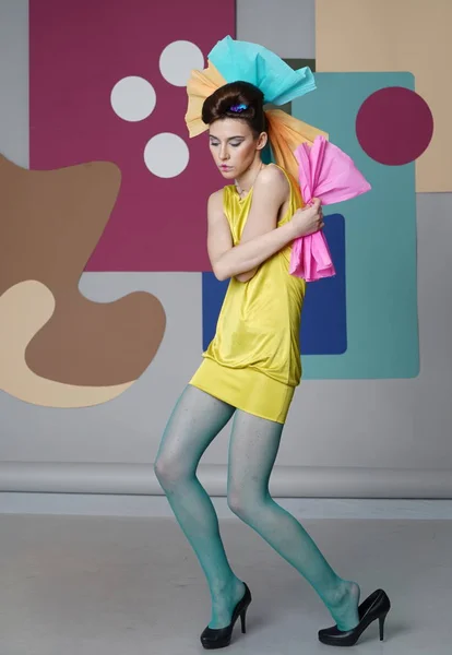 Dansende meisje in een jurk, excentrieke stijl — Stockfoto