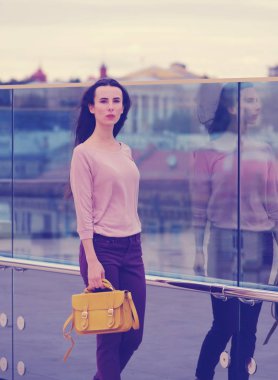 Bir cam duvar yakınındaki güzel kadın