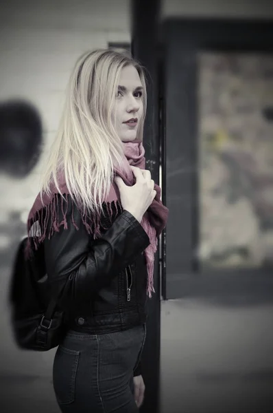 Blonde girl is standing at a public transport stop — Stock Photo, Image