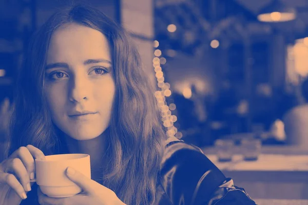 Güzel kız bir kafede kahve içecekler — Stok fotoğraf