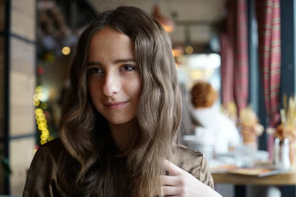 Портрет красивої дівчини з довгим коричневим волоссям — стокове фото