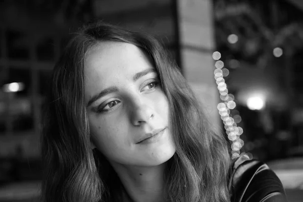 Uzun kahverengi saçlı, ışık patlamaları ile şirin bir kız portresi — Stok fotoğraf