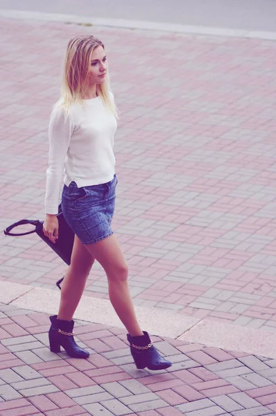 Menina bonita está andando ao longo de uma rua — Fotografia de Stock
