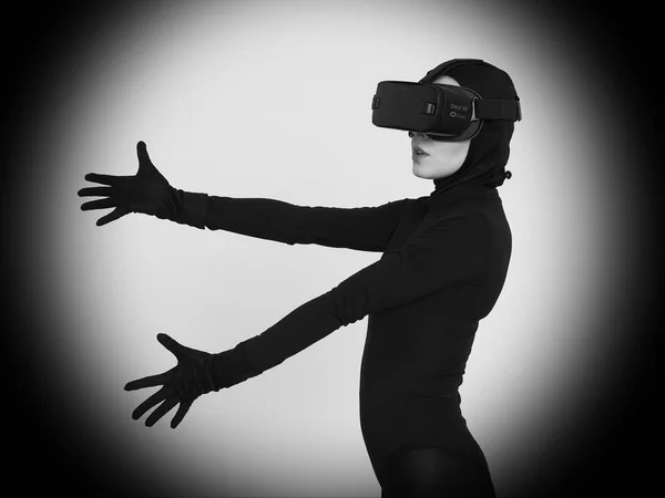 VR show de uma mulher de preto — Fotografia de Stock
