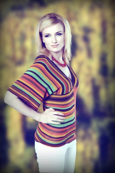 1970 stile - donna bionda in maglione cavo — Foto Stock