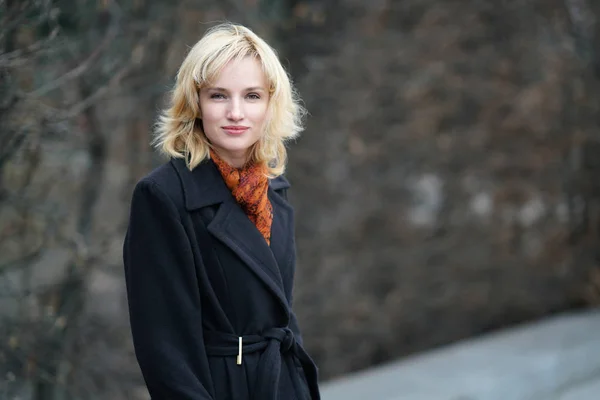 Porträt einer charmanten Blondine im Mantel — Stockfoto