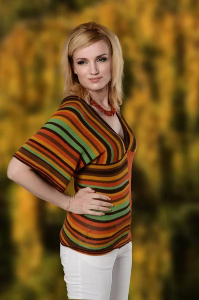 1970 stile - donna bionda in maglione cavo — Foto Stock