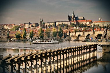 Eski Prag ve tepenin üstüne Prag Kalesi ile Vltava Nehri üzerinde göster