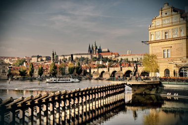 Tepenin üstüne Prag Kalesi ile eski Prag üzerinden görüntülemek