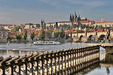 Eski Prag ve tepenin üstüne Prag Kalesi ile Vltava Nehri üzerinde göster