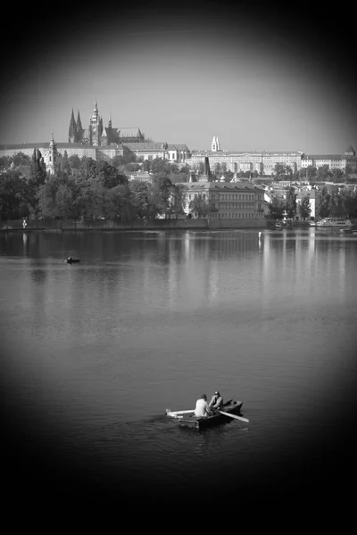 Paisaje vertical sobre el Castillo de Praga y el río Moldava — Foto de Stock