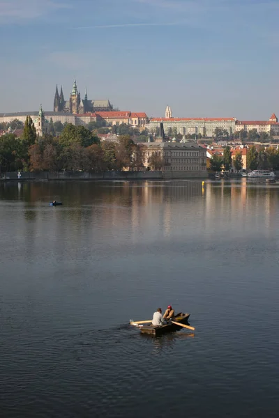 Prag Kalesi ve Vltava Nehri üzerinde dikey yatay — Stok fotoğraf